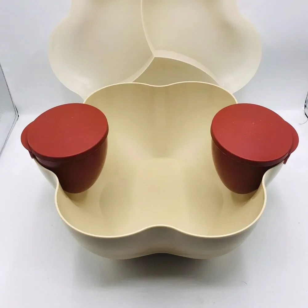 TUPPERWARE Tan Chip & Dip Large Serving Bowl with Lid and 2 Brown Red Dip Bowls